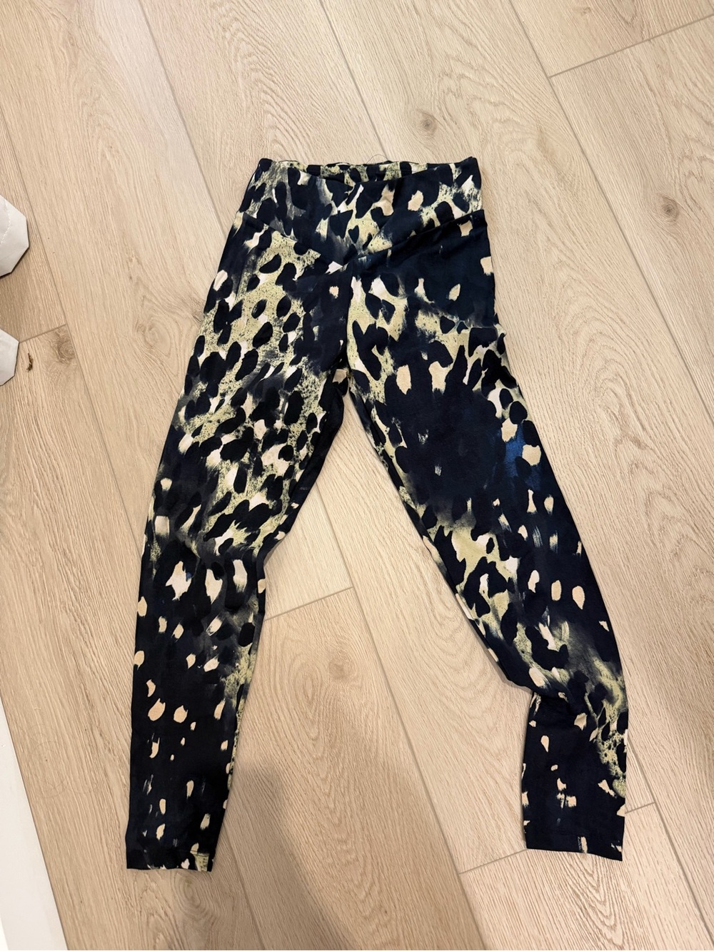 Oysho animal watercolor black and Cream Leopard Print Leggings